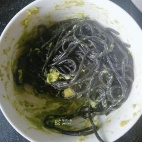 意面与牛油果酱搅意面与牛油果酱搅拌