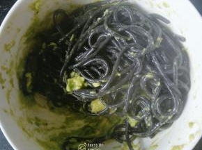 意面与牛油果酱搅意面与牛油果酱搅拌