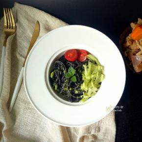 装盘，摆上一些西生菜和圣女果即可。小歇还配了个小菜~辣味杂蔬半筋半肉~增加蛋白质的摄入，营养的一餐就搞定啦