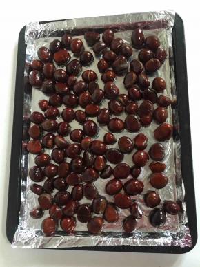 把处理好的板栗均匀的平铺在烤盘上！