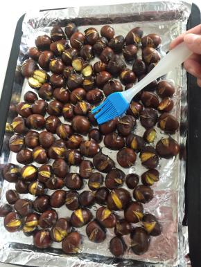 把调好的糖水均匀地刷在烤好的板栗表面！开口处多刷一点儿！