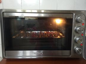 把烤盘置于烤箱中层，温度调至180度再烤10分钟即可！