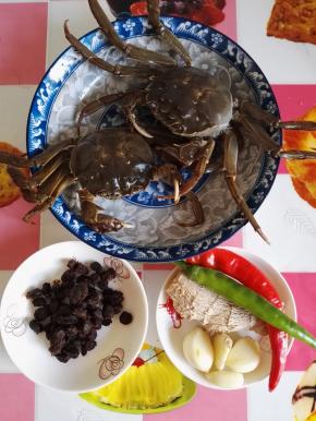 1、原料：大闸蟹2只 干豆豉20克 红绿小尖椒2个 蒜3瓣 姜4克 生抽6克 白糖2克 蚝油5克 食用油250克（用于炸） 食用油3克 玉米淀粉10克 水淀粉10克。