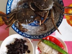 1、原料：大闸蟹2只 干豆豉20克 红绿小尖椒2个 蒜3瓣 姜4克 生抽6克 白糖2克 蚝油5克 食用油250克（用于炸） 食用油3克 玉米淀粉10克 水淀粉10克。