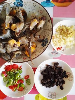 3、原料集合，处理好的螃蟹，红绿尖椒切丁，蒜和姜切碎。
