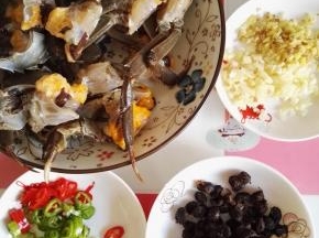 3、原料集合，处理好的螃蟹，红绿尖椒切丁，蒜和姜切碎。