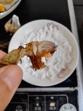 4、准备淀粉，将蟹身露在外面的蟹黄及蟹肉沾上薄薄的淀粉。