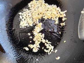 6、炒锅少许油，放入姜和蒜碎，炒香。