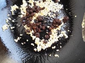 7、放入豆豉炒香。