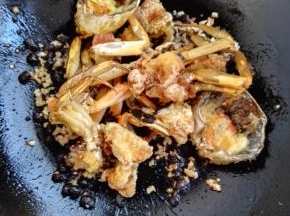 8、倒入螃蟹块，加入白糖、生抽和蚝油，调味翻炒均匀。