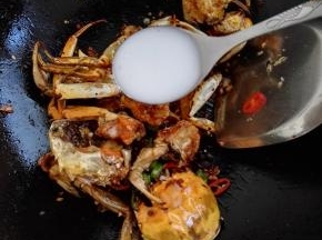 10、最后淋入水淀粉，翻炒均匀出锅装盘。