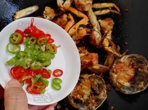 9、加入红绿小尖椒，炒匀。