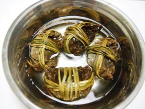 如果不确定螃蟹是否因为低温运输而死亡，可以把螃蟹放到盆里看它是不是吐泡泡