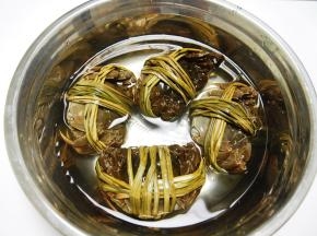 如果不确定螃蟹是否因为低温运输而死亡，可以把螃蟹放到盆里看它是不是吐泡泡