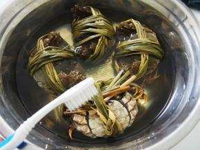 拿个小刷子给螃蟹认认真真刷干净，准备好上锅清蒸吧~