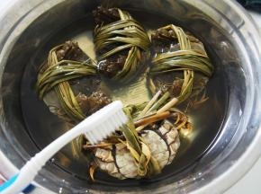 拿个小刷子给螃蟹认认真真刷干净，准备好上锅清蒸吧~
