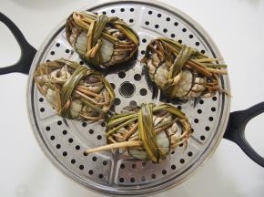 螃蟹肚子朝上，这样里面的黄不会流出来，尽量绑着蒸哦，不然螃蟹乱跑会弄断腿的哈～