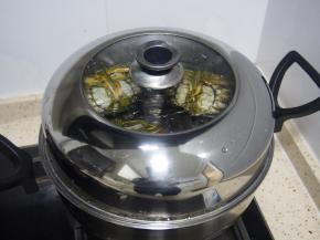 螃蟹属于寒性，水中可以放两片姜片或者几片紫苏，20分钟，四只螃蟹就可以出锅啦～