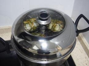 螃蟹属于寒性，水中可以放两片姜片或者几片紫苏，20分钟，四只螃蟹就可以出锅啦～