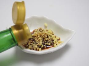 准备一点姜末，倒入适量醋调成姜醋汁，吃螃蟹的时候蘸着吃也不错哈~