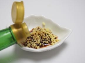 准备一点姜末，倒入适量醋调成姜醋汁，吃螃蟹的时候蘸着吃也不错哈~