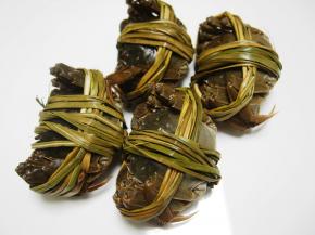 网购的螃蟹要观察下是否新鲜，死了的就不能吃了，先准备四只螃蟹