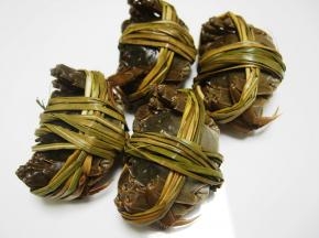 网购的螃蟹要观察下是否新鲜，死了的就不能吃了，先准备四只螃蟹