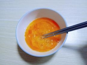 将4只鸡蛋敲在碗里，用筷子打散，
