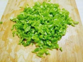 青椒洗干净，去跟，去籽，切小丁。