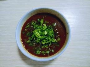 将切好的青椒放入鸡蛋酱碗里。