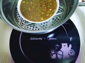 上锅隔水蒸。上气后10分钟即可。