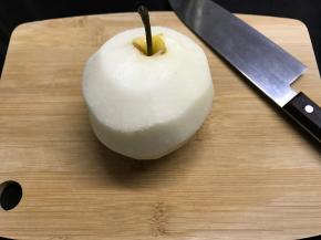 梨洗净去皮。