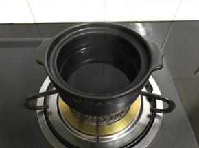 砂锅中放入适量清水。