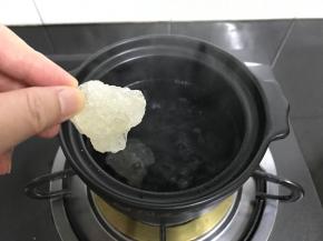 煮沸后放入冰糖。