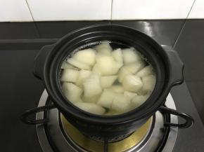 等冰糖融化后放入梨。