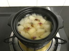 等到梨肉呈透明状即可关火。