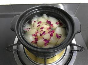 离火前再撒上些玫瑰花瓣。