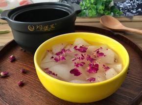 润肺清燥的冰糖玫瑰炖梨。