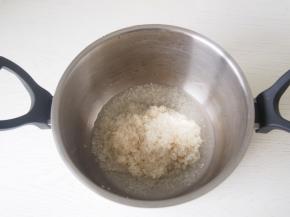 大米淘洗好，倒入锅中