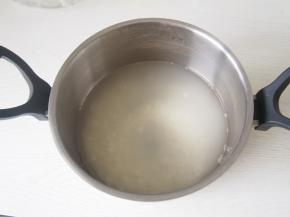 加入适量饮用水，小火熬成粥