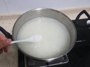 加入适量盐和鸡精调味