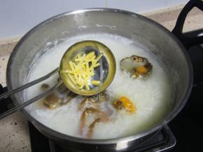 螃蟹性寒，所以煮粥的过程中加入适量姜丝