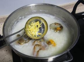 螃蟹性寒，所以煮粥的过程中加入适量姜丝