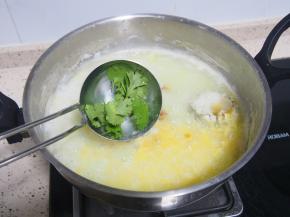 出锅前加入适量香菜即可