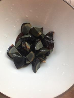 皮蛋切好备用