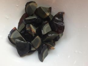 皮蛋切好备用
