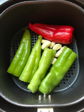 辣椒蒜瓣洗净放入炸锅
