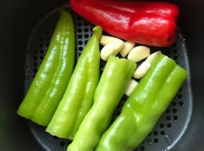 辣椒蒜瓣洗净放入炸锅