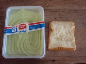 准备材料：土司、冰淇淋（什么味道的都可以，最好是单色的）