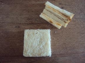 将吐司片四边切去